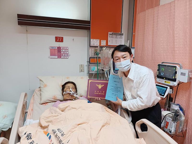 吳明俊將畢業證書與碩士論文獻給長期關心他唸書學習的太太