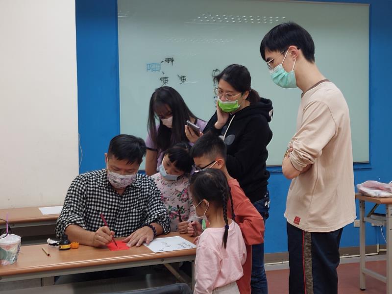 南投縣救國團彩繪紅包樂公益 攜手扶弱傳愛心