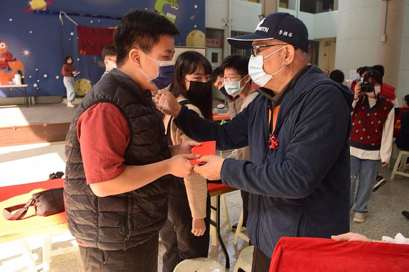 李國華老師發紅包給境外生祝賀新年