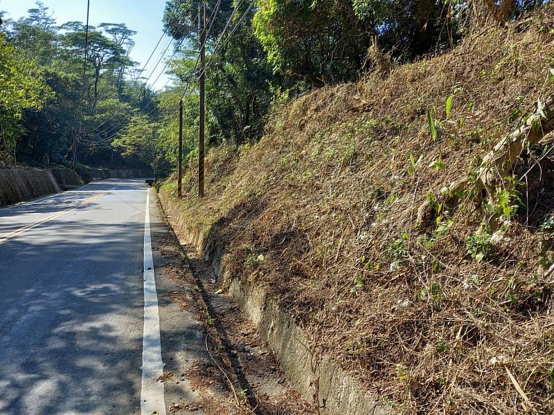 林管處為防範森林火災，於火災熱點清除道路兩側雜草減少燃料