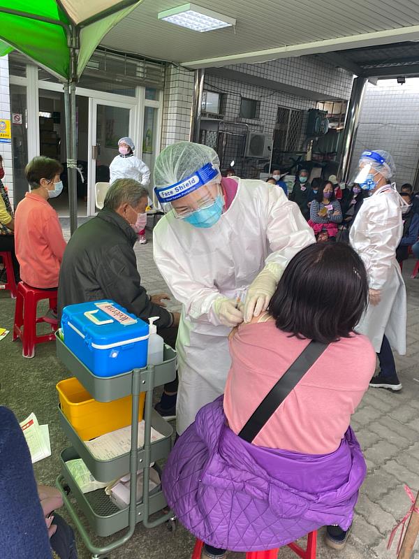 開工日嘉縣41接種點同步啟動 翁章梁籲加強自我健康監測