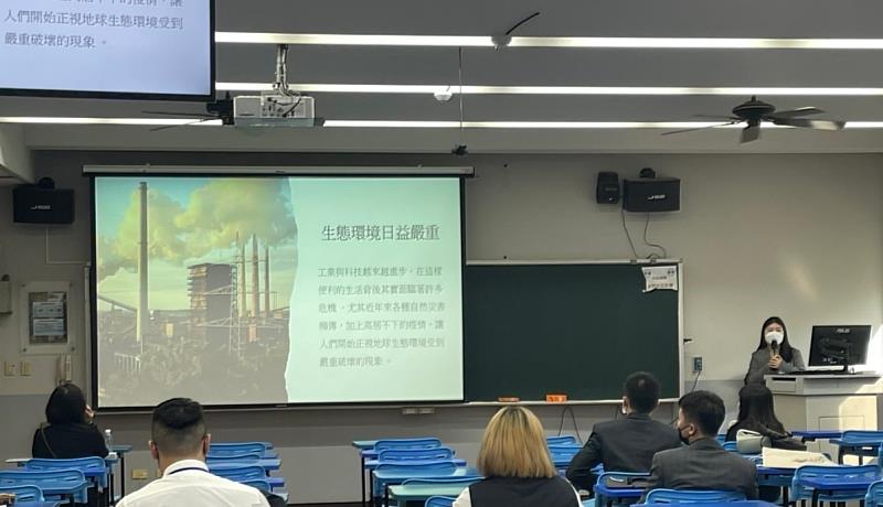 亞大時尚系同學在紡織年會發表論文。