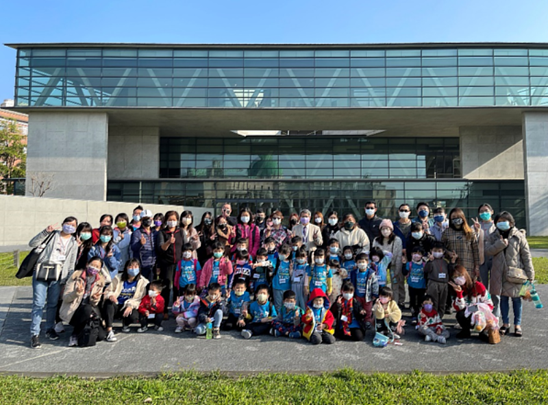 亞大幼教系老師陳麗媜 (前排左一)、計畫教學團隊成員，及霧峰幼兒園南柳分班師生、家長於美術館大門前合影。