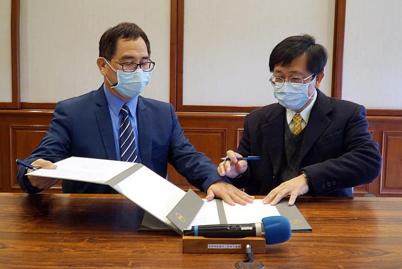 大葉大學資管系李德治主任(右)與行動學習科技陳政山董事長(左)交換合約書