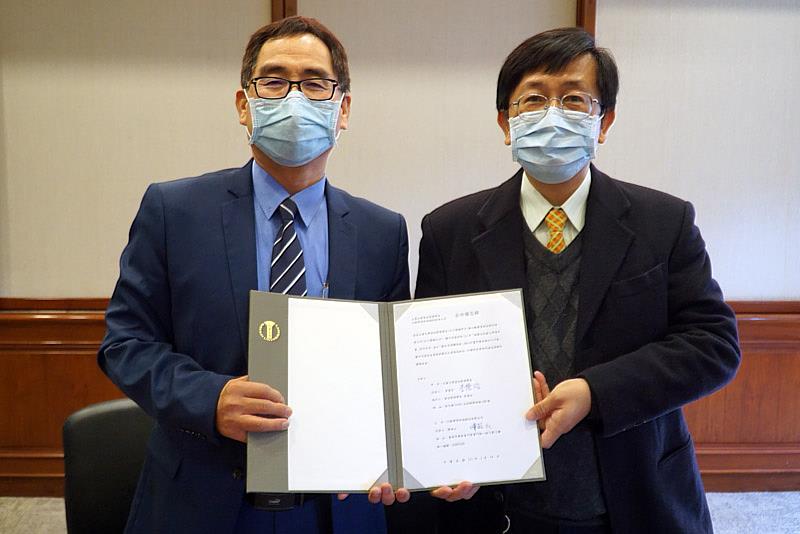 大葉大學資管系與行動學習科技將合作線上學習課程(右李德治主任，左陳政山董事長)