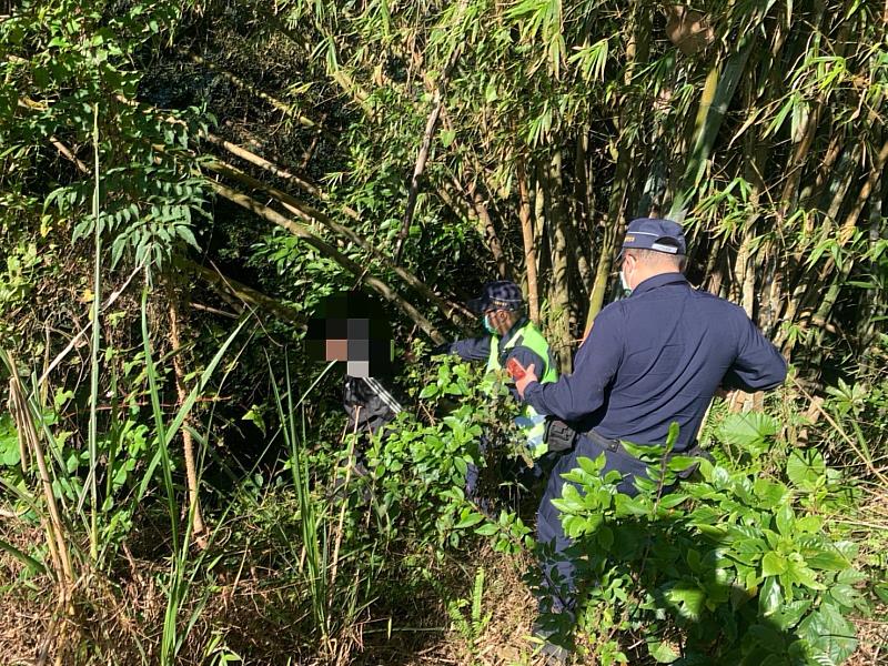 與犯嫌前往竊取牛樟木地點