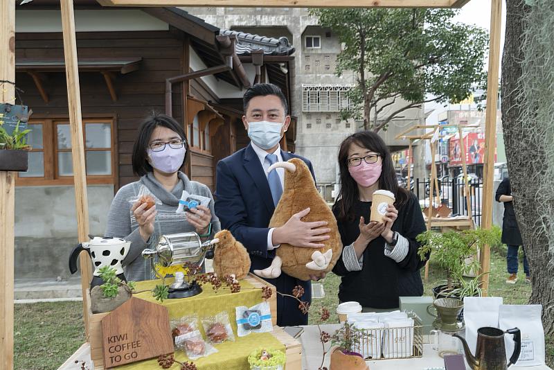 2月12日起連續三個週末，下竹町將於戶外草地舉辦老樹文創市集，林智堅市長誠摯邀請大家前來新竹後站賞櫻、藝遊、逛古蹟。