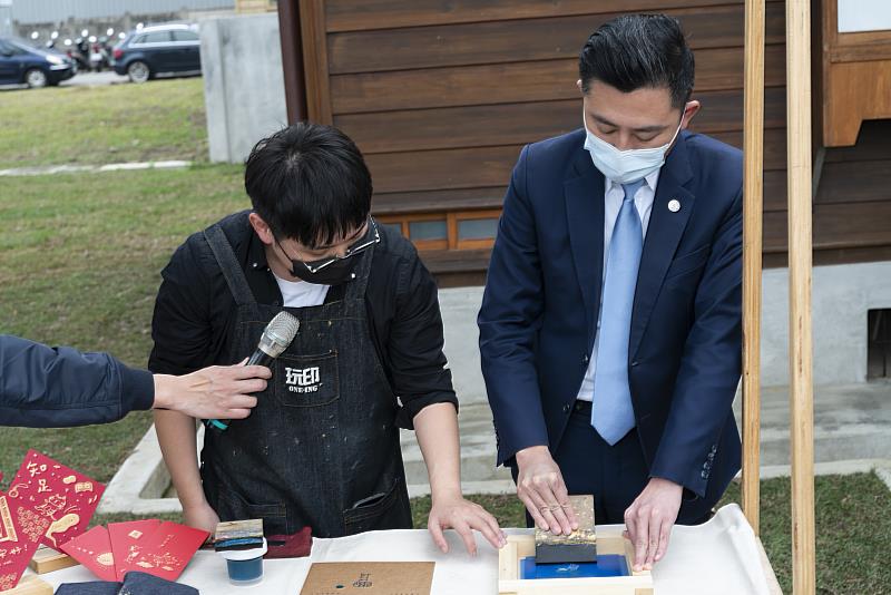 本週末起下竹町將連續三週舉辦文創市集及手作課程，林智堅市長也親自體驗絹印筆記本。