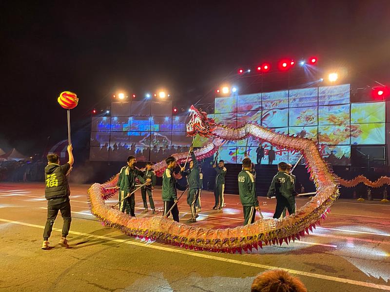 苗栗(火旁)龍之夜現場有10尾祥龍輪番上陣接受炮陣洗禮