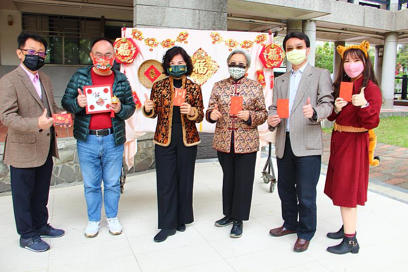 (圖左起)文藻外大王長龍主秘、施忠賢副校長、陳美華校長、王彩俶董事長、林耀堂副校長及新春團拜主持人秘書處公關室張聖慈小姐合影。