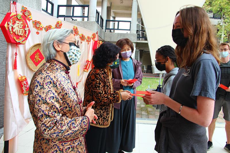 外國學生參與新春祈福團拜，文藻外大王彩俶董事長(左一)及陳美華校長(左二)，關心外國學生學習狀況。