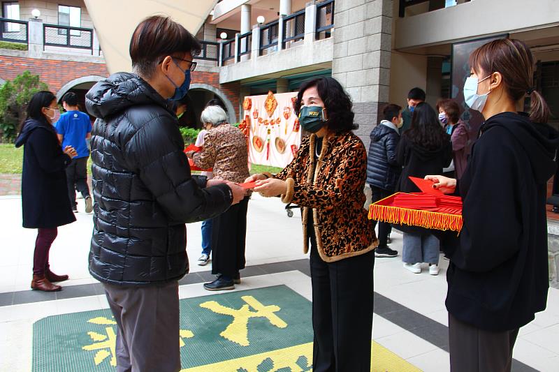 文藻外大陳美華校長(中)致贈與會人員新春賀年紅包