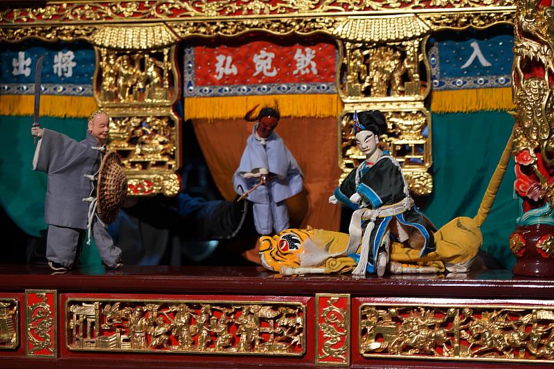 傳統掌中戲展現主演的口白功力及操偶技巧。圖為【弘宛然古典布袋戲團】演出〈武松打虎〉。