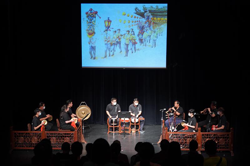 北管音樂以「排場」方式呈現，圍成圓弧或外八字形。圖為【延樂軒北管劇團】演出。