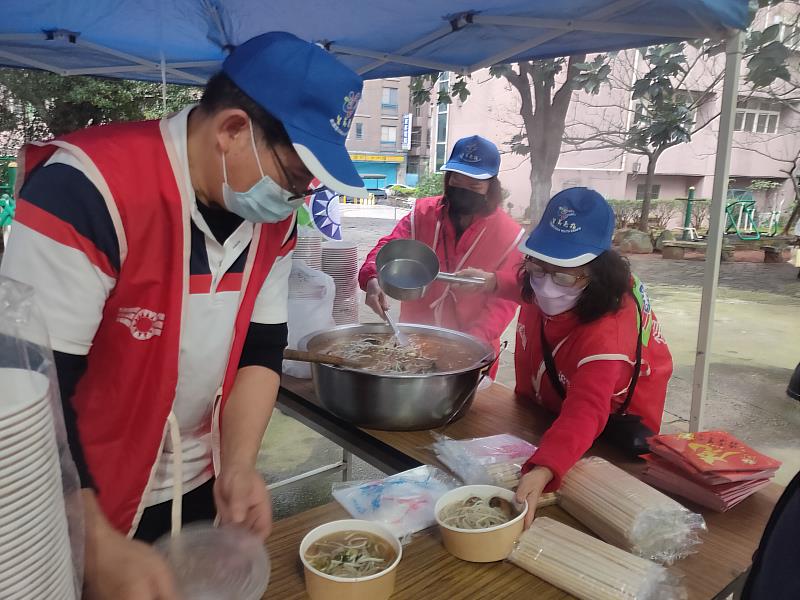 本土疫情升溫，救國團照顧弱勢族群能安心過好年 救國團桃園市團委會「扶弱送愛傳愛台灣 全國公益連線活動」