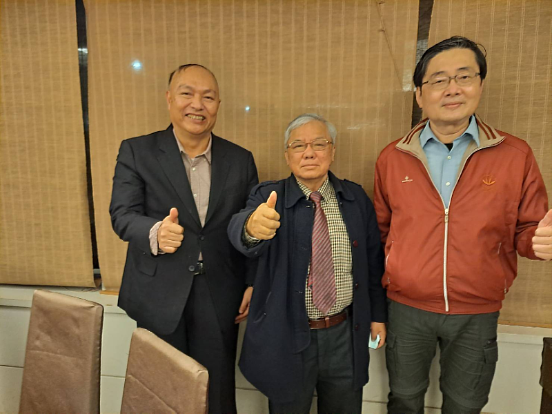圖(由左至右)：張瑞雄校長、黃炎東教授、趙涵捷校長