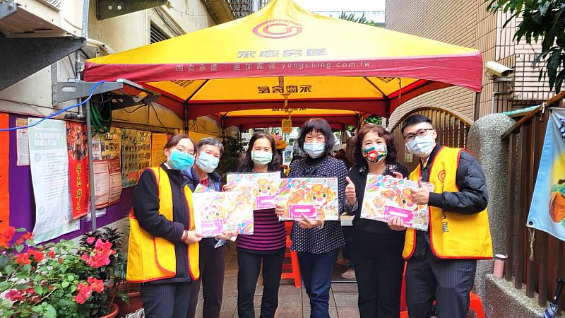 大直里元宵節活動吸引里民參加，永慶房屋贈送金虎花燈增添元宵節氣氛。