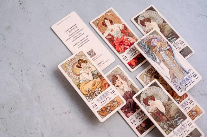 永恆慕夏特展與伊聖詩旗下的約翰森林合作，推出慕夏主題香氛卡，使用《寶石》系列、《吉斯孟妲》中的植物元素，調配出五款複方精華香氛。圖／伊聖詩芳療生活館提供