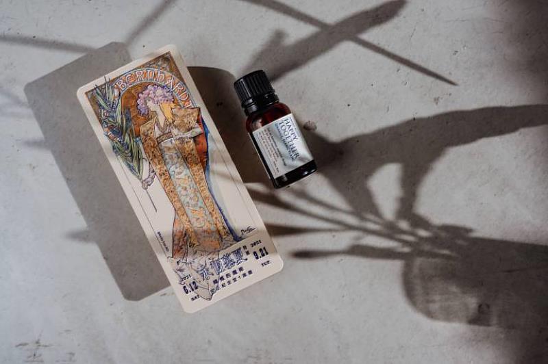 永恆慕夏特展與伊聖詩旗下的約翰森林合作，推出慕夏主題香氛卡，使用《寶石》系列、《吉斯孟妲》中的植物元素，調配出五款複方精華香氛。圖／伊聖詩芳療生活館提供