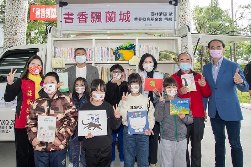 書車合照（右四縣長林姿妙）