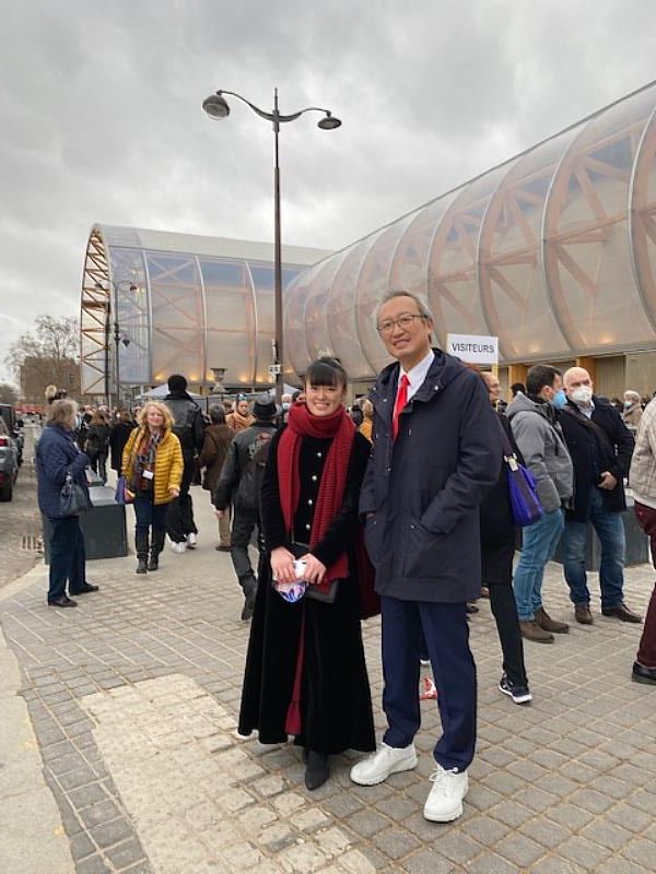 駐法國代表處大使吳志中（右）與藝術家代表劉夢非合影