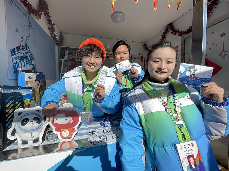 南華大學推動海外學習培養學生世界觀，左為旅遊管理學系碩士班蔡宜伶同學至中國北京大學交換學習，並參與2022冬奧志願者展現三好精神。