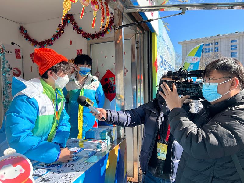 南華大學推動海外學習培養學生世界觀，左為旅遊管理學系碩士班蔡宜伶同學至中國北京大學交換學習，並參與2022冬奧志願者展現三好精神，接受當地媒體採訪。