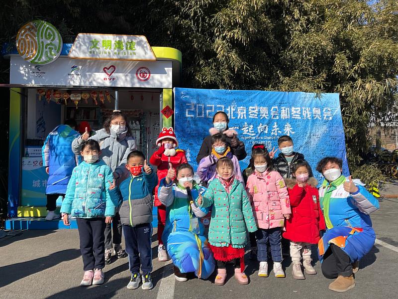 南華大學推動海外學習培養學生世界觀，右1為旅遊管理學系碩士班蔡宜伶同學至中國北京大學交換學習，並參與2022冬奧志願者展現三好精神，與遊客合照。