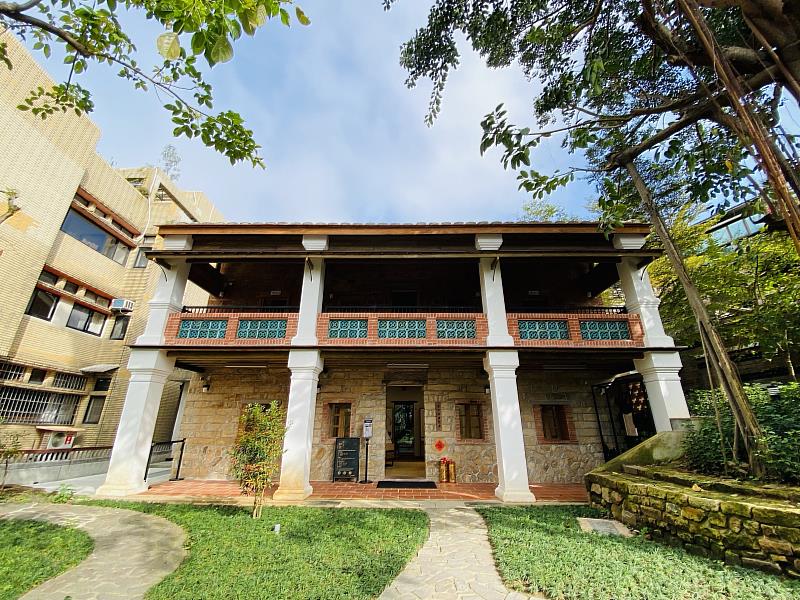 淡水木下靜涯舊居住著戴著粉紅色太陽眼鏡的高帥男，還有很多有趣故事都收錄在新北唯一古蹟Podcast「淡博名利」。