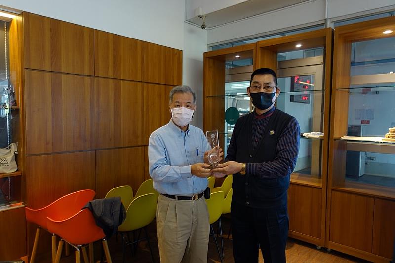 圖說二：前金國中校友會理事長盧本善博士(右)致贈「校友之光」獎牌予董事長朱元祥校友(左)