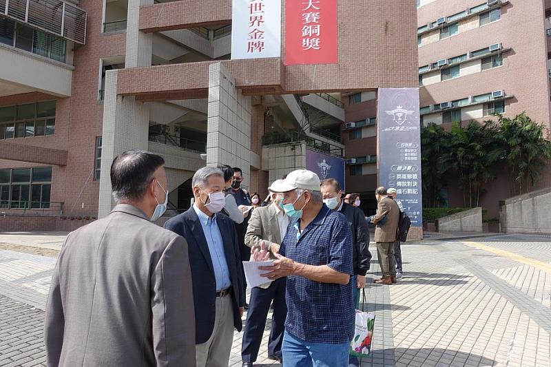 圖說三：大夥兒在設計學院一起等待陸續抵達的同學