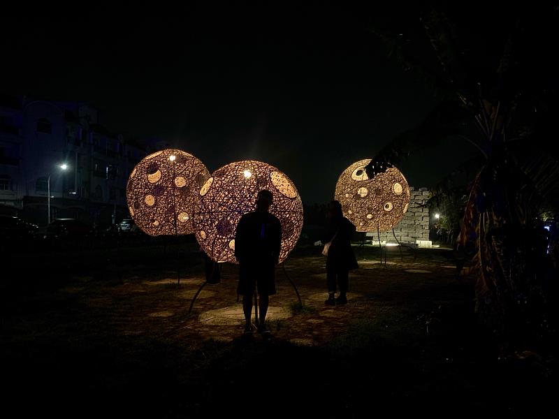 崑大空設系呂學昀作品「Vistor」在月津港燈節展出，獲得民眾好評