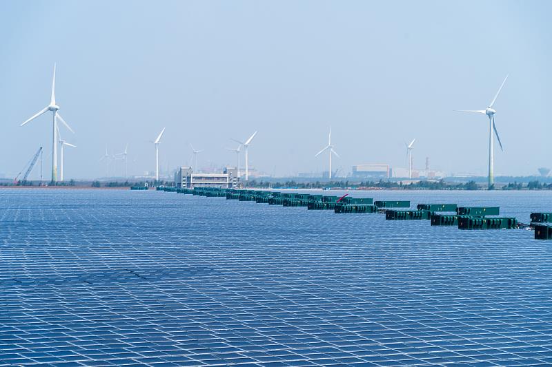 臺灣海峽是極佳的風場廊道，巨大的風機迎風發電，機艙頂端有風向計與風速計可調整風機的運轉。