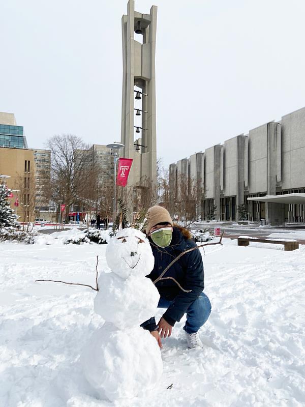 第一次在美國體驗白雪皚皚的農曆新年，金管學士班吳嘉祥開心在天普校園堆起雪人(中金院提供)