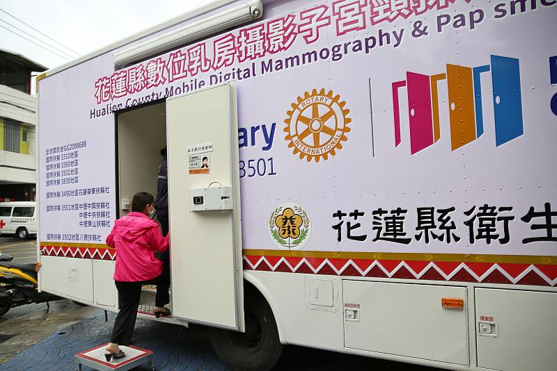 花蓮慈濟醫院癌症醫學中心與花蓮縣吉安鄉衛生所合作，在2/19上午，團隊開著乳房攝影子宮頸抹片篩檢巡迴車至花蓮縣吉安鄉南昌活動中心，承擔乳房攝影檢查、子宮頸抹片檢查。