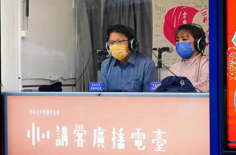 屏東縣長潘孟安於講客號接受主持人陳雙採訪(客傳會莊勝鴻攝影)