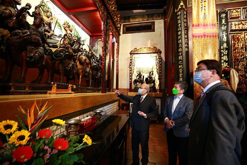 保安宮董事長廖武治（左）向文化部長李永得（中）及文資局副局長粘振裕介紹廟方供奉的木雕神像群