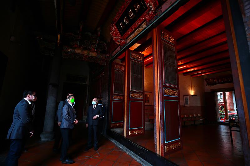 保安宮內的木雕、彩繪、泥塑、剪黏及交趾陶等裝飾藝術，不同時代的工匠技藝及藝術表現令文化部長李永得（中）讚嘆不已。