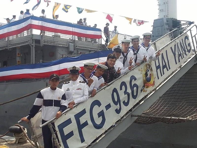 在軍中強調紀律，讓林政偉(圖左三)轉職到永慶房屋後在服務每一位客戶前都會做足功課，獲得許多客戶的信賴。圖/永慶房屋提供(疫情前拍攝)