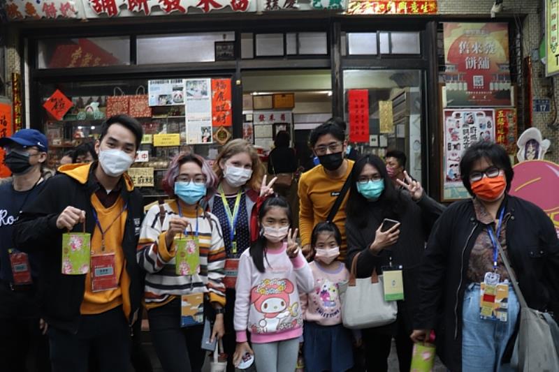 南臺科大境外學生與接待家庭於舊來發合影。
