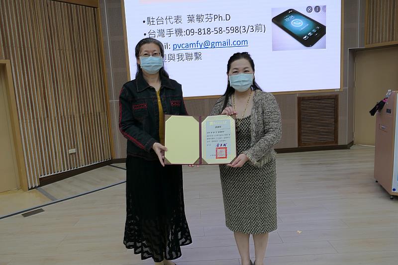 南大通識中心蔡米虹主任(左)感謝葉敏芬顧問(右)蒞臨分享