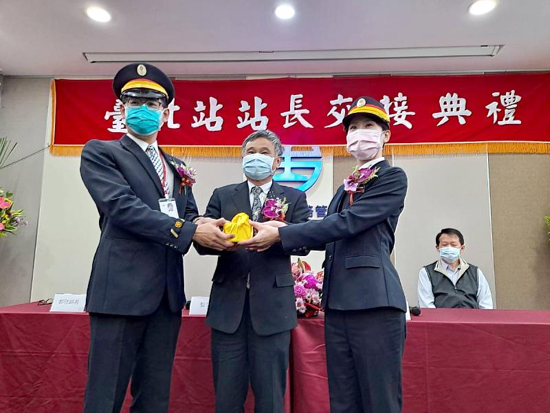 胡詠芝(右一)出任臺鐵臺北車站第25任站長，成為臺北車站首位女性站長(資料畫面來源：胡詠芝提供)。