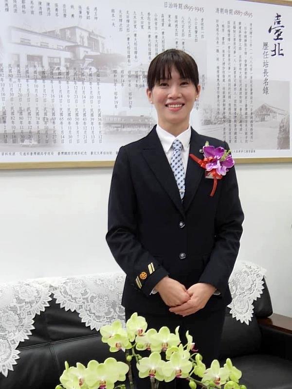 臺鐵臺北車站首位女性站長胡詠芝，大學畢業於義守大學，感恩母校教研養分成就職涯發展(資料畫面來源：胡詠芝提供)。
