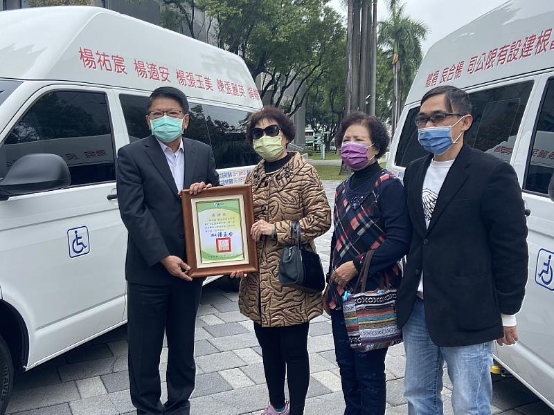 屏東縣復康巴士突破百輛  法輪禪寺釋圓通法師、富根建設公司捐贈復康巴士