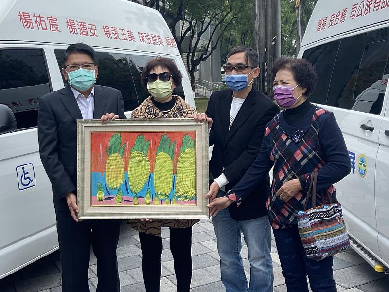 屏東縣復康巴士突破百輛  法輪禪寺釋圓通法師、富根建設公司捐贈復康巴士