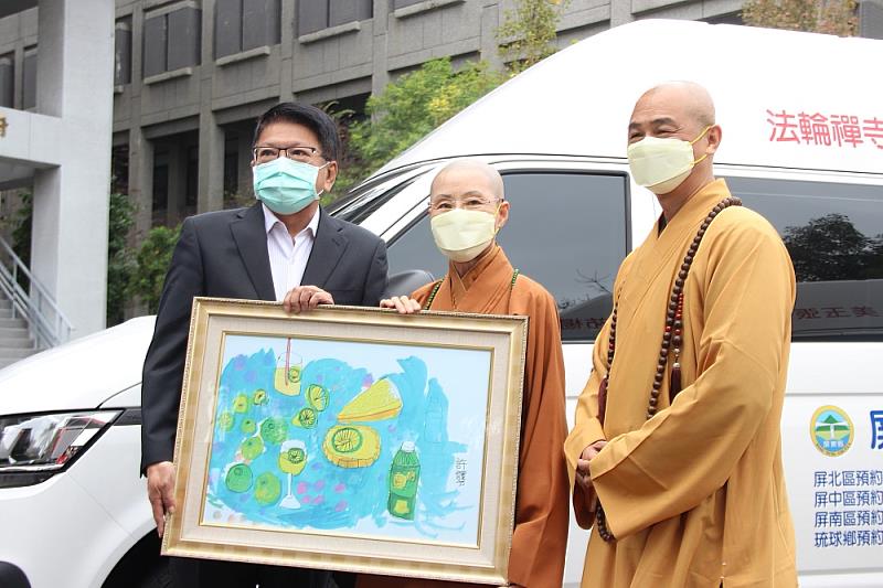 屏東縣復康巴士突破百輛  法輪禪寺釋圓通法師、富根建設公司捐贈復康巴士