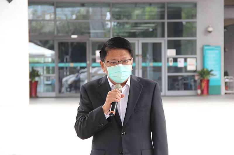 屏東縣復康巴士突破百輛  法輪禪寺釋圓通法師、富根建設公司捐贈復康巴士