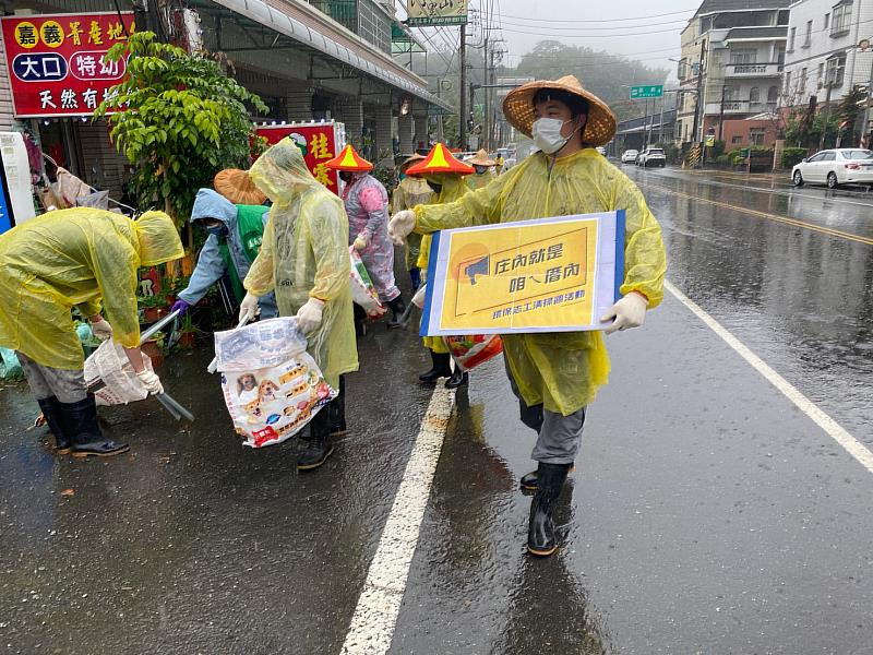 堅守崗位 無懼濕冷天氣！番路鄉環保志工隊用心守護庄內清潔