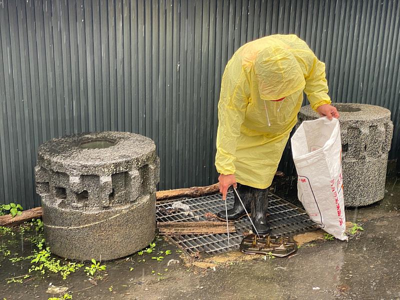 堅守崗位 無懼濕冷天氣！番路鄉環保志工隊用心守護庄內清潔