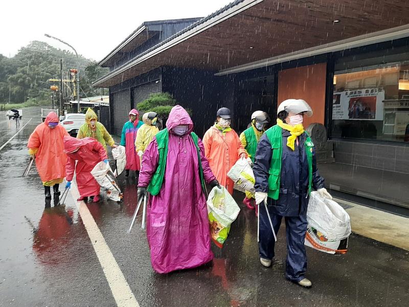 堅守崗位 無懼濕冷天氣！番路鄉環保志工隊用心守護庄內清潔